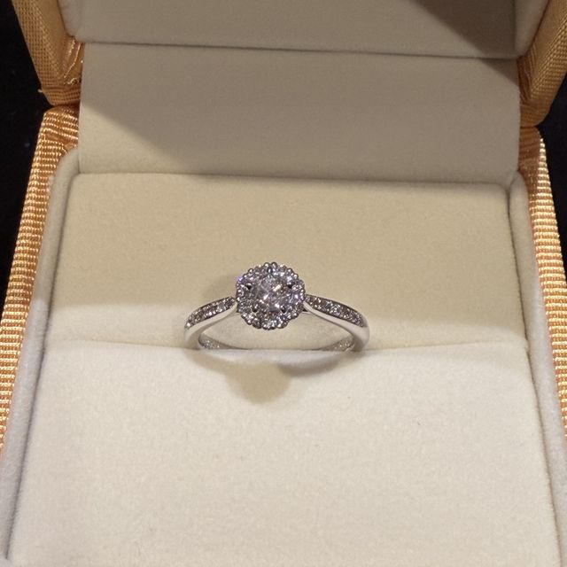 【ケイウノ ブライダル(K.UNO BRIDAL)の口コミ】 祖母の遺産のダイヤのリング。
私の指にはサイズが合わず、またデザインも…