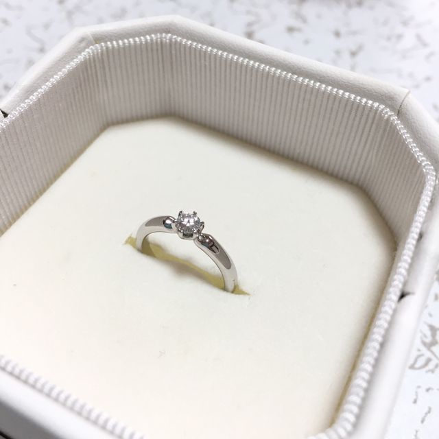 【4℃ BRIDAL(ヨンドシーブライダル)の口コミ】 もともとこちらのブランドが好きだったので、自分の中で婚約指輪をプレゼ…