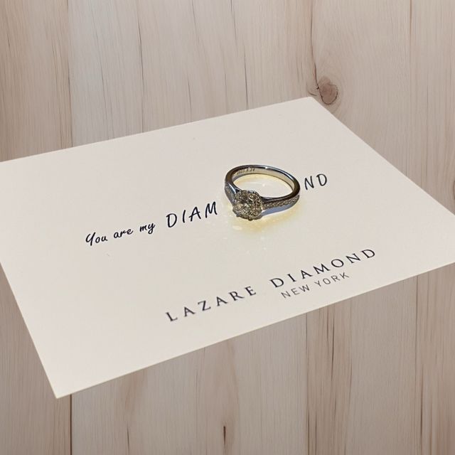 【ラザール ダイヤモンド(LAZARE DIAMOND)の口コミ】 取り巻きリングなので、メインのダイヤの大きな輝きに加え、ぐるっと囲っ…