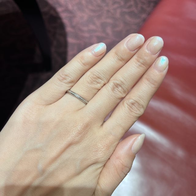 【ケイウノ ブライダル(K.UNO BRIDAL)の口コミ】 真ん中にミル打ちのデザインがあまりみなくてかわいいと思いました。レデ…