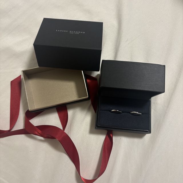 【ラザール ダイヤモンド(LAZARE DIAMOND)の口コミ】 指が綺麗に見えるようウェーブのデザインを探していました。ウェーブでキ…