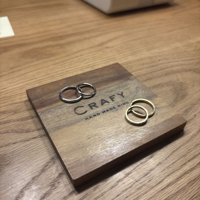 【CRAFY(クラフィ)の口コミ】 私たちはシンプルなプラチナで、内側に相手の誕生石を入れた指輪にしまし…