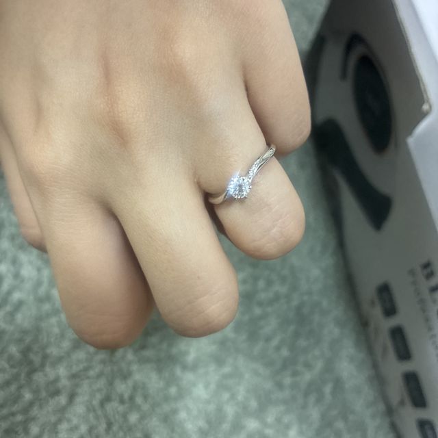 【アイプリモ(I-PRIMO)の口コミ】 フラネリー-S (プラチナのリングに小さいダイヤモンドが左右にある為高級…