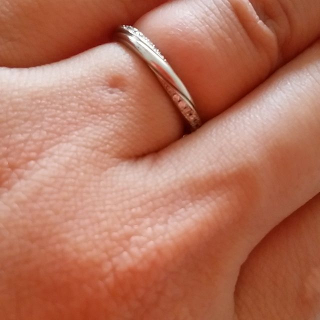 【銀座ダイヤモンドシライシの口コミ】 いろいろつけましたが、主人が気に入ったデザインがあったので。
曲線が女…