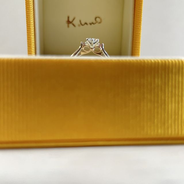 【ケイウノ ブライダル(K.UNO BRIDAL)の口コミ】 かわいさを追求した指輪にすることを心がけました。リボンがついたリング…
