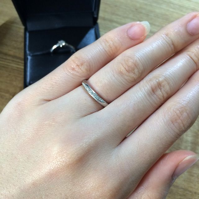 【ラザール ダイヤモンド(LAZARE DIAMOND)の口コミ】 最初はなんの装飾もないシンプルなものをと思いましたが、流れるように美…