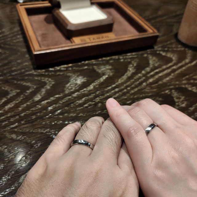 【TANZO.(鍛造指輪)の口コミ】 デザインは担当の方と相談しつつ決めました！表面の加工やカットの入れ方…