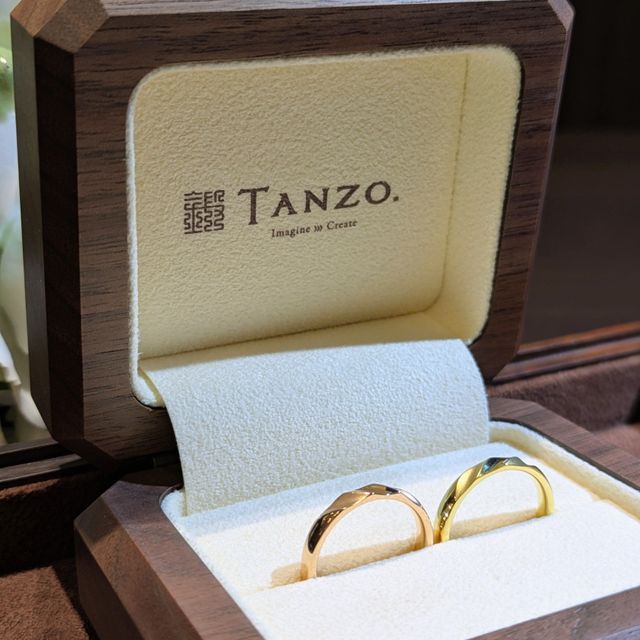 【TANZO.(鍛造指輪)の口コミ】 肌の色味に合うように、素材はピンクゴールドとグリーンゴールドとし、目…