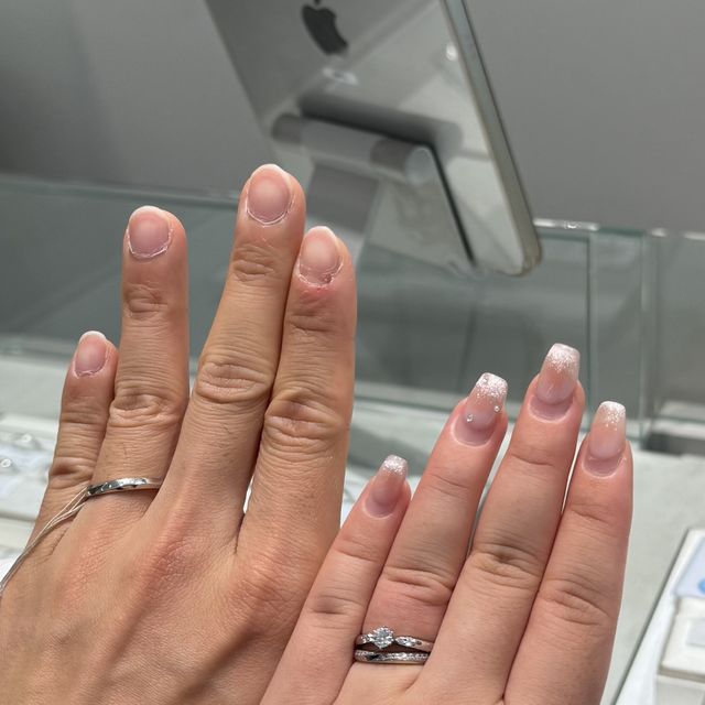 【アイプリモ(I-PRIMO)の口コミ】 左側は男性用で、シンプルな甲丸デザインのプラチナ製。光沢がありながら…