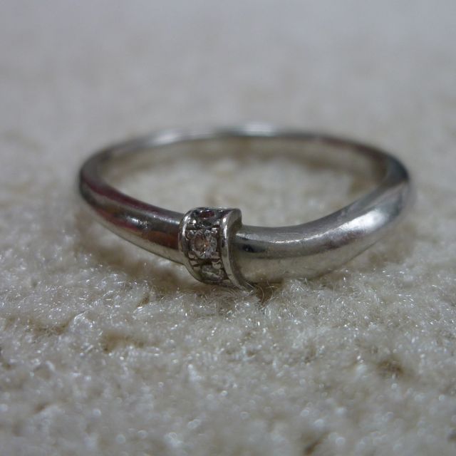 【俄(にわか)の口コミ】 アクセサリーをつける習慣がないので、婚約指輪を無駄にしないように、婚…