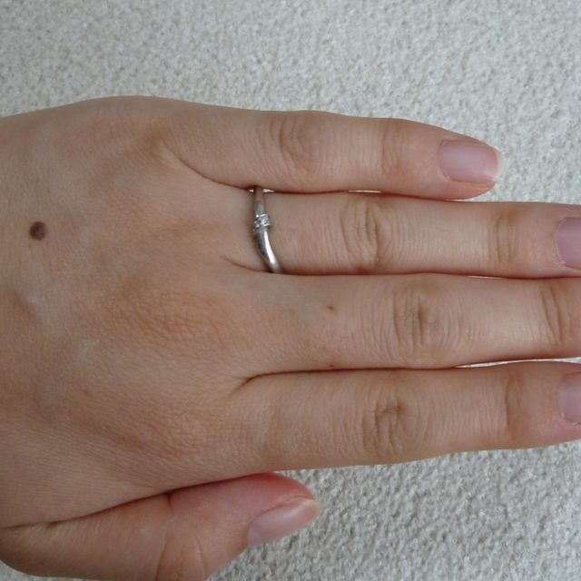 【俄(にわか)の口コミ】 アクセサリーをつける習慣がないので、婚約指輪を無駄にしないように、婚…