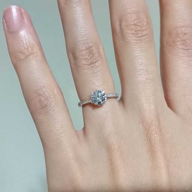 【宝寿堂(ほうじゅどう)の口コミ】 中心ダイヤの周りが花びらのような形をしていて、一輪のお花のような指輪…