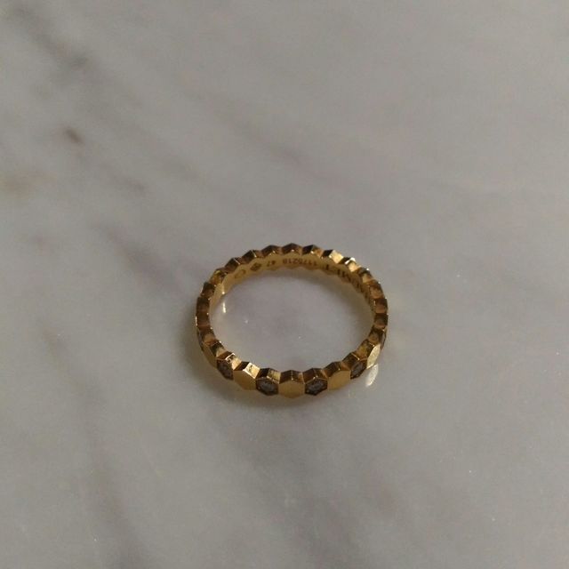 【ショーメ(CHAUMET)の口コミ】 結婚指輪がシンプルなので、婚約指輪は個性的なものがほしかった。この指…