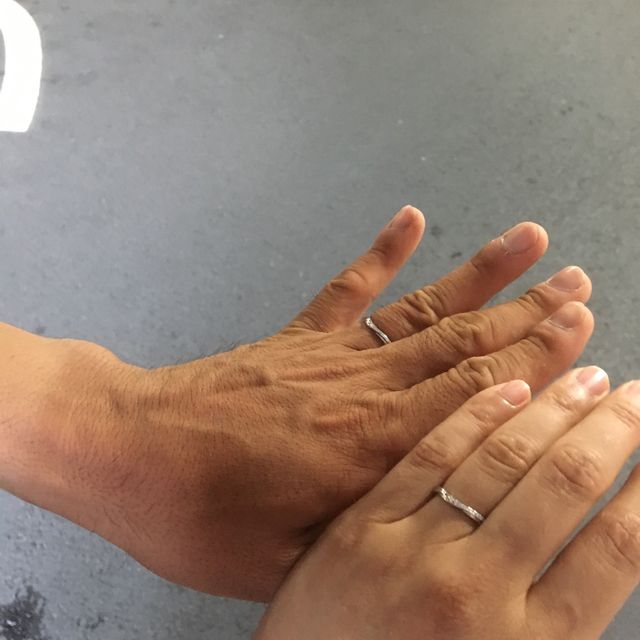 【銀座ダイヤモンドシライシの口コミ】 どれがいいのか分からず散々悩みました。指輪をはめて見比べ、店員さんが…