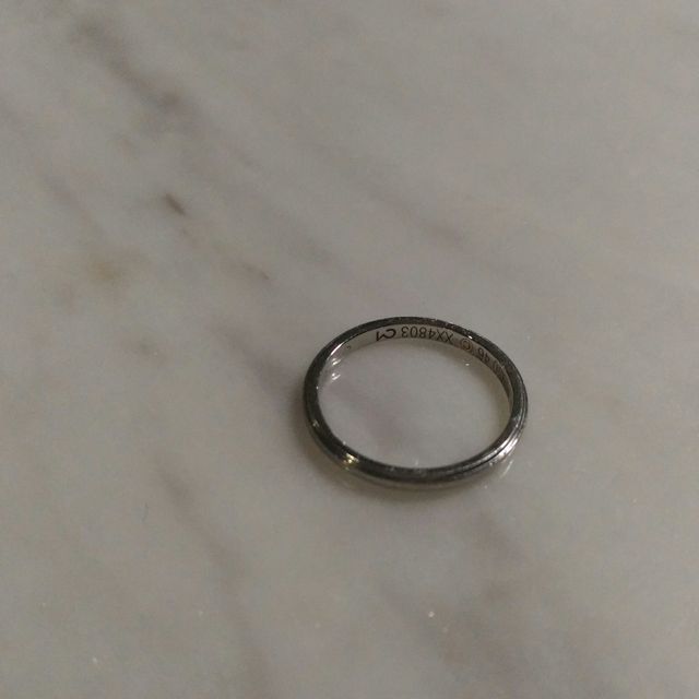 【カルティエ(Cartier)の口コミ】 夫婦とも手があまり大きくないので、細くて指をきれいに見せてくれる指輪…