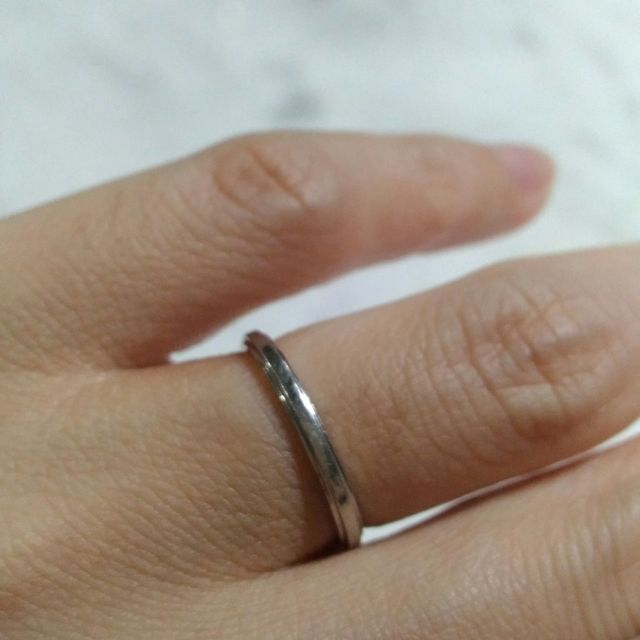 【カルティエ(Cartier)の口コミ】 夫婦とも手があまり大きくないので、細くて指をきれいに見せてくれる指輪…