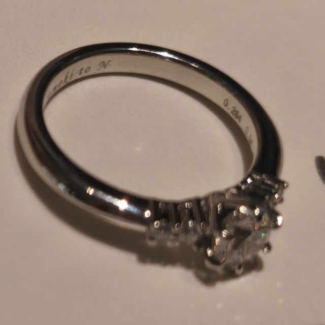 【アイプリモ(I-PRIMO)の口コミ】 王道ストレートなシンメトリーのデザイン
センターダイヤモンドとサイドダ…