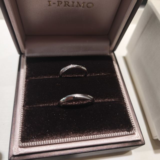 【アイプリモ(I-PRIMO)の口コミ】 指輪の形はストレートだが中央に施されたエッジラインがお洒落。女性用に…