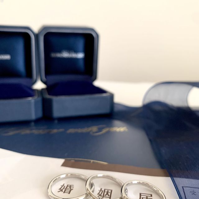 【銀座ダイヤモンドシライシの口コミ】 斜めにダイヤモンドが入っているデザインなので、太陽に照らされるとキラ…