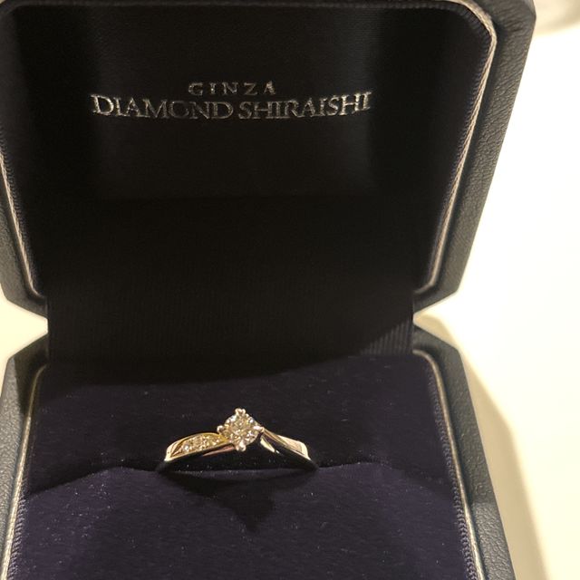 【銀座ダイヤモンドシライシの口コミ】 シンプルなデザインで、石が大きく見える4本ドメな部分が気に入りました。…