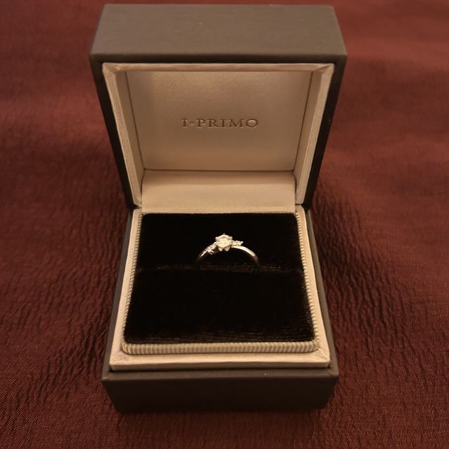 【アイプリモ(I-PRIMO)の口コミ】 なんといってもこのダイヤの輝きが素晴らしいです！！！
明るいところでは…
