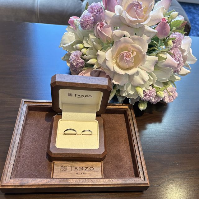 【TANZO.(鍛造指輪)の口コミ】 新郎の斜めの面取りがいいという願望と、新婦のミル打ち、えぐりを入れた…