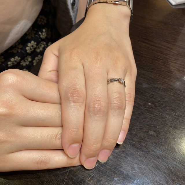 【ケイウノ ブライダル(K.UNO BRIDAL)の口コミ】 指輪自体がシンプルなデザインなので、つける宝石が、とても際立って見え…