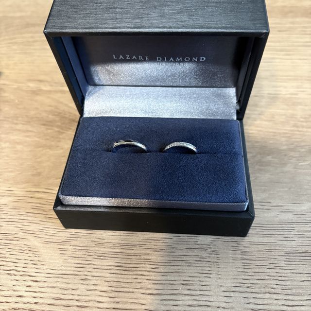 【ラザール ダイヤモンド(LAZARE DIAMOND)の口コミ】 新婦用は斜めにダイヤが並んでいるところが可愛らしいです！新郎用も同じ…