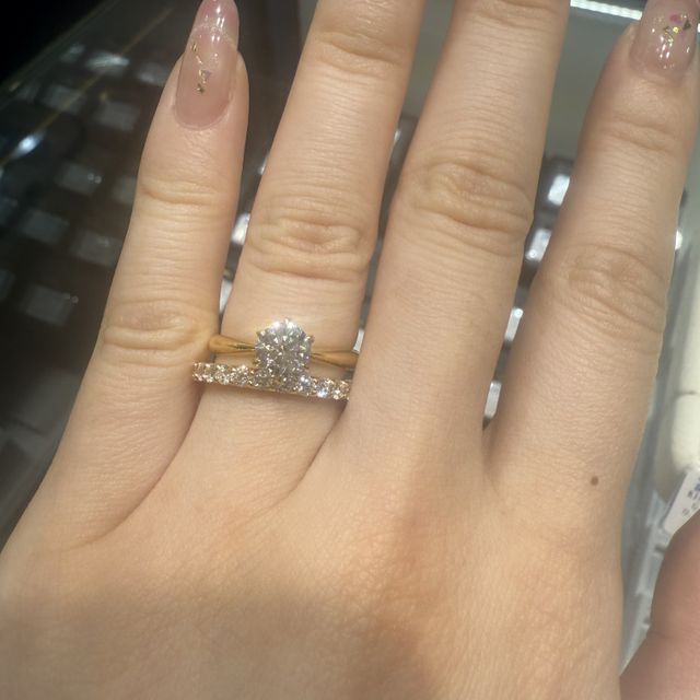 【サトウ宝石の口コミ】 シンプルなデザインですが、ソリテールリングが0.7カラット、エタニティリ…