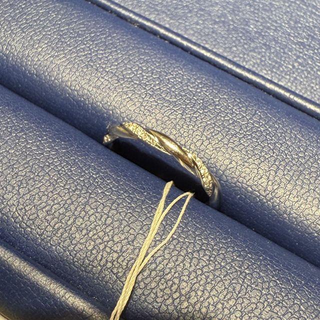 【銀座ダイヤモンドシライシの口コミ】 指輪のデザインは少しひねりのある形がとても可愛らしく、全体にダイヤが…