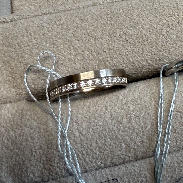 【BRILLIANCE+(ブリリアンスプラス)の口コミ】 指輪は、横半分ずつで片側がダイヤ、もう片側がプレーンになっており、ま…