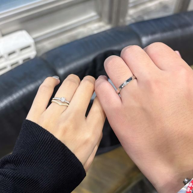 【BRILLIANCE+(ブリリアンスプラス)の口コミ】 重ね付けをしてもお互いを尊重し合うようなデザインかつ、
結婚指輪のみで…