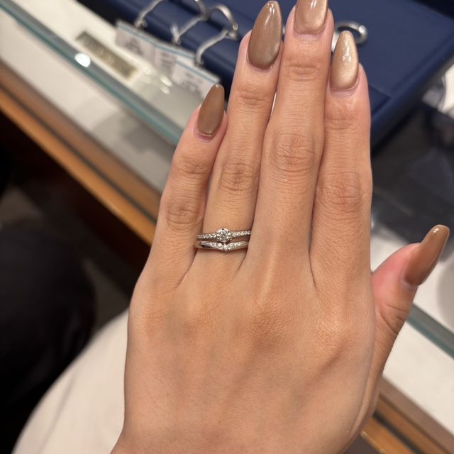 【銀座ダイヤモンドシライシの口コミ】 関節が大きいのと、重ね付けをしたかったので、
カーブがあるデザインを探…