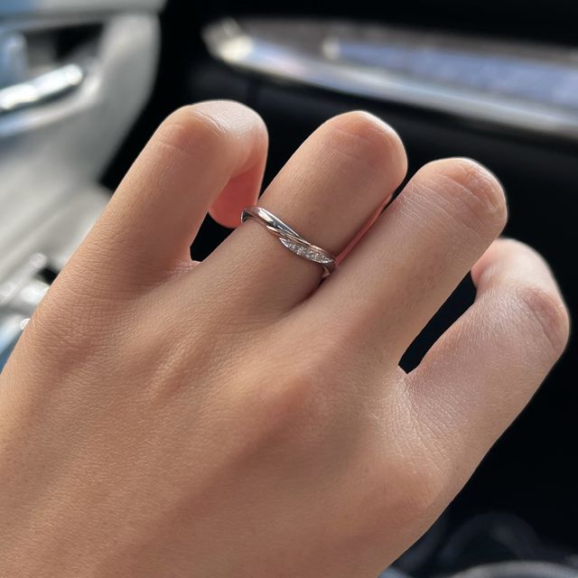 【ケイウノ ブライダル(K.UNO BRIDAL)の口コミ】 イエベの私でも似合うように、真ん中にピンクゴールドを、旦那様(ブルベ)…