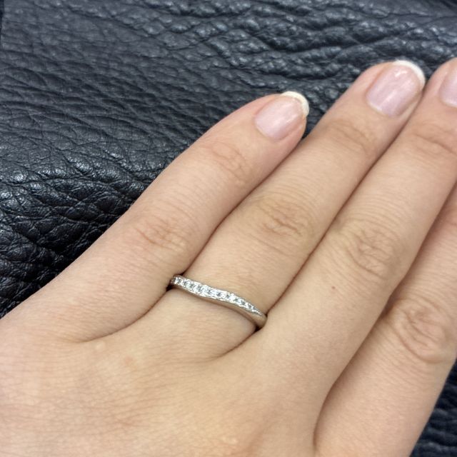 【ラザール ダイヤモンド(LAZARE DIAMOND)の口コミ】 ウェーブしていることで指が綺麗に見える。
光が当たることでダイヤモンド…