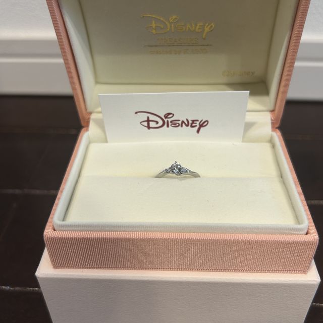 【ケイウノ ブライダル(K.UNO BRIDAL)の口コミ】 婚約指輪のダイヤの中にがミッキーの形が彫られており、一目惚れしました…