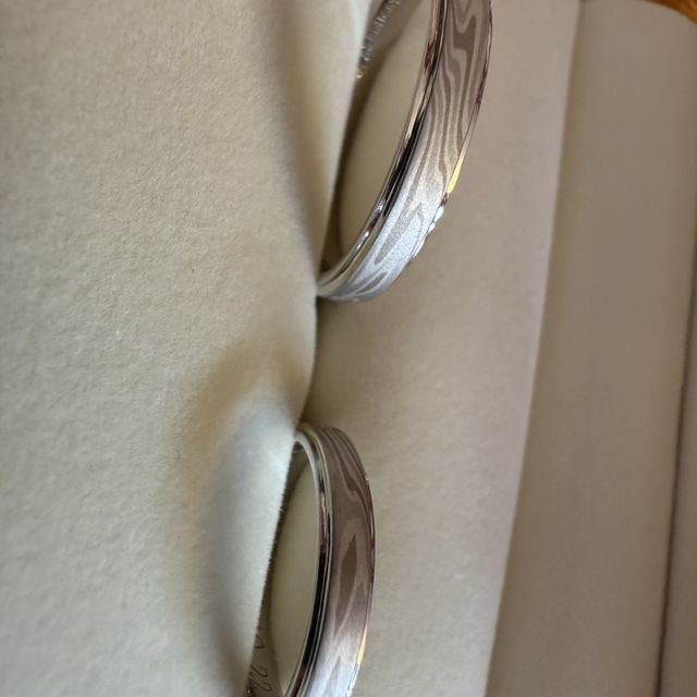 【ケイウノ ブライダル(K.UNO BRIDAL)の口コミ】 木目金仕様で和を表現。
内側の刻印は木々を連想とさせ日本の自然を表現。…