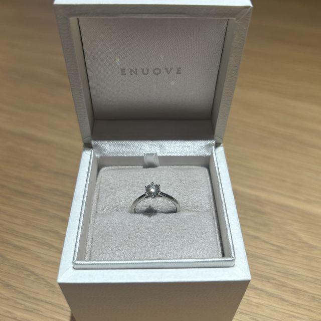 【ENUOVE(イノーヴェ)の口コミ】 ストレートでシンプルなデザインの指輪でダイヤが大きく、ファッションと…