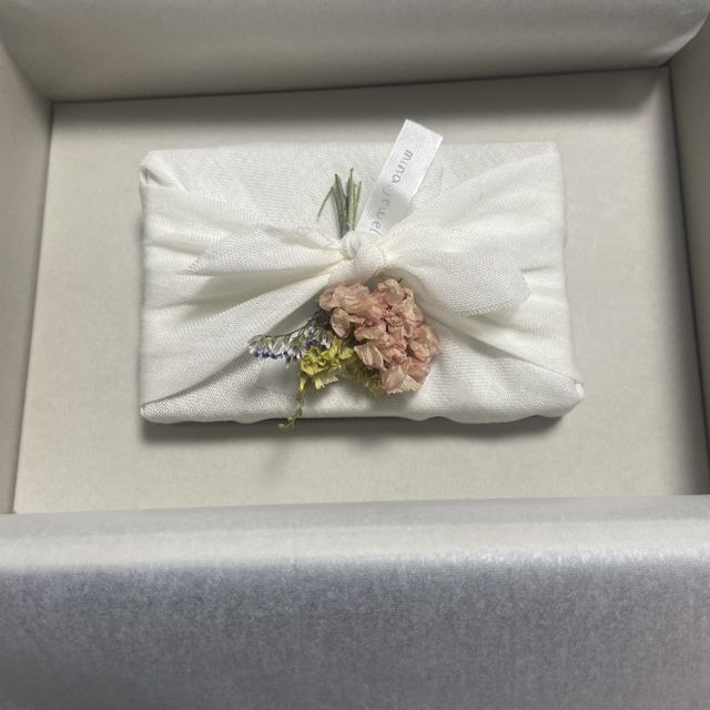 【mina.jewelry(ミナジュエリー)の口コミ】 「ゆらぎ」と「ひねり」を組み合わせ、真ん中に花をモチーフにしたダイヤ…