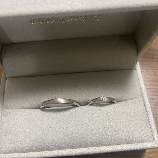 【mina.jewelry(ミナジュエリー)の口コミ】 「ゆらぎ」と「ひねり」を組み合わせ、真ん中に花をモチーフにしたダイヤ…