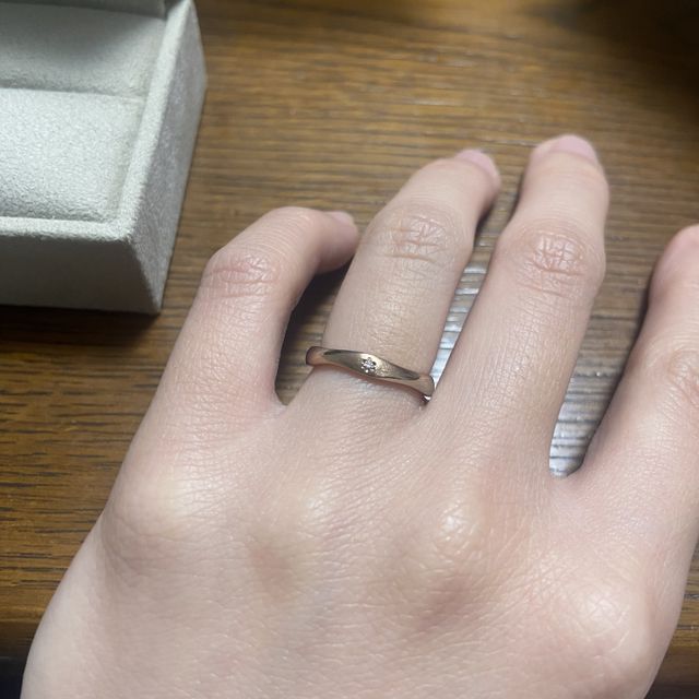 【mina.jewelry(ミナジュエリー)の口コミ】 「ゆらぎ」と「ひねり」を組み合わせ、真ん中に花をモチーフにしたダイヤ…