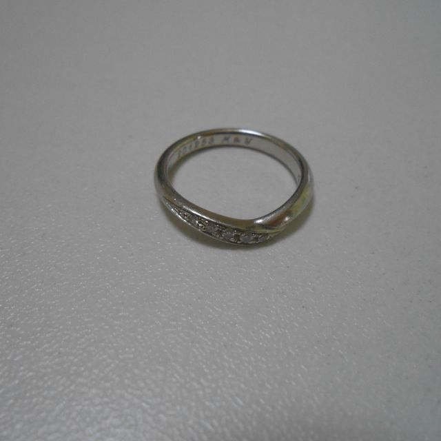 【STAR JEWELRY(スタージュエリー)の口コミ】 V字の指輪は、指が細く見えるので、男性にも女性にもとてもいいデザインだ…