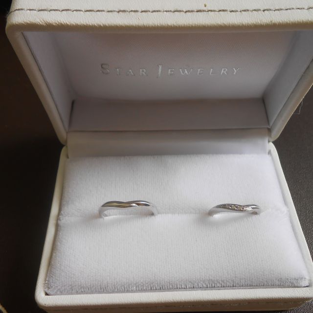 【STAR JEWELRY(スタージュエリー)の口コミ】 V字の指輪は、指が細く見えるので、男性にも女性にもとてもいいデザインだ…