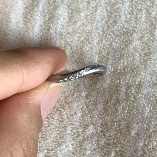 【CAFERING(カフェリング)の口コミ】 上品かつ美しいデザインに惹かれました。ウェーブ状の形をしていて、指が…
