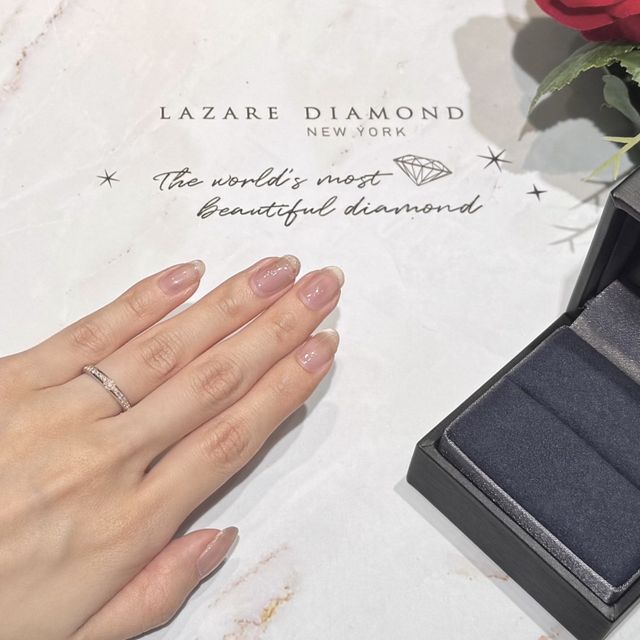 【ラザール ダイヤモンド(LAZARE DIAMOND)の口コミ】 婚約指輪も普段使いする為、服や鞄などが引っかかりにくいハーフエタニテ…