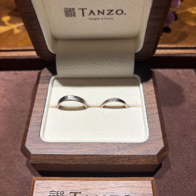 【TANZO.(鍛造指輪)の口コミ】 鍛造製法で強度が強く高品質なところに惹かれました。
職人さんが丁寧に仕…