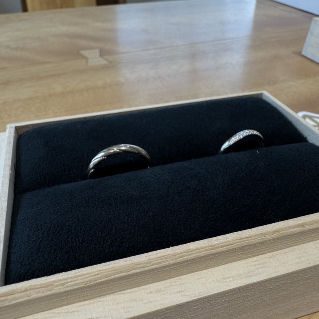 【出雲結(いずもゆい)の口コミ】 シンプルながらも上質な輝きを放つ指輪です。緩やかな曲線が指に優しく馴…