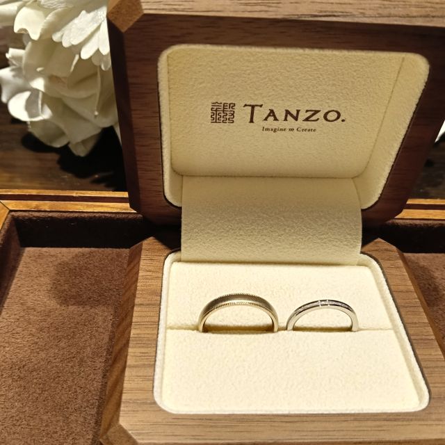 【TANZO.(鍛造指輪)の口コミ】 【デザイン】溝ぼり&times;スターダスト
【幅】2.0mm
【素材】プラチナ

…