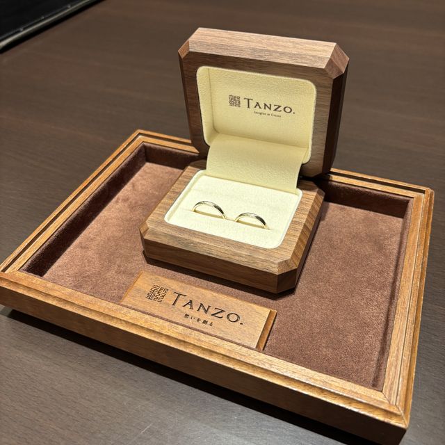 【TANZO.(鍛造指輪)の口コミ】 色味とデザインが気に入っています！
ゴールドだけど、ゴージャスさという…