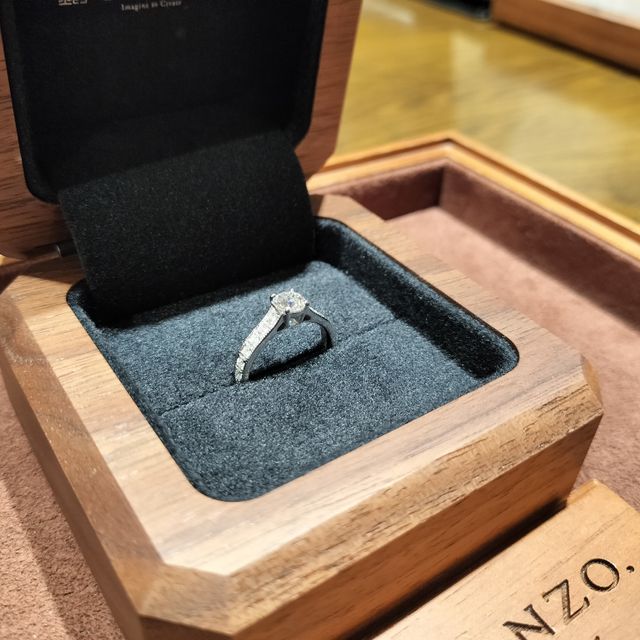 【TANZO.(鍛造指輪)の口コミ】 婚約指輪のダイヤは0.5カラットを選んだので存在感がしっかりあり、お婆ち…